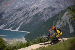 video-2021_time-travel-through-the-evolution-of-mtb-with-hans-rey-and-shimano_03
